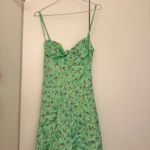 Sommarklänning storlek S - Klänning i storlek S, använd 1 gång.  Jag är 165 cm lång.  200 sek, kan mötas i Stockholm city.