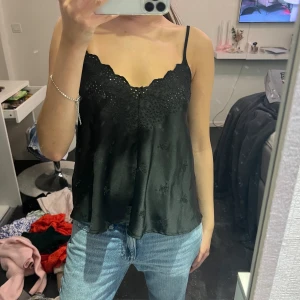 Spets linne - Spets linne med broderat mönster från Zara. Som ny! 