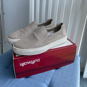 Sommarsneakers Rieker - Somriga sneakers från märket Riekers med en silvertouch, storlek 39. Väldigt eleganta, sparasamt använda! 💛