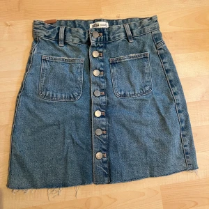 Jeanskjol - Blå jeanskjol från zara! Kort och snygg! Fin detalj med knappar, den är bekväm o ”mjukt” jeansmaterial, strechig.