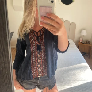 Söt blus - Jättesöt, vet inte storlek men passar mig som har xxs-s❤️