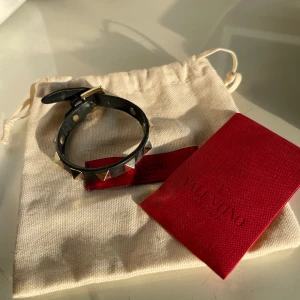 Valentino armband rockstud - Valentino armband rockstud. Kalvskinn läder. På hemsidan kostar armbandet 3085 kr. Fint skick, säljer för 1600kr. Man får med dustbag och intyg.