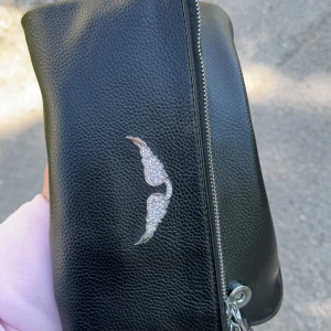 Zadig väska - Säljer min Zadig väska då den inte kommer till användning, liiiite sliten men verkligen inget man tänker på! Skriv för fler bilder💞