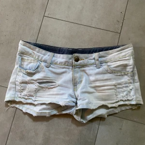 Lågmidjade jeansshorts - Så fina lågmidjade jeansshorts som säljs då dom ej används. Skriv vid fler bilder elelr frågor 💞💞