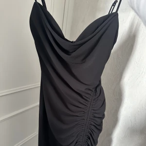 Zara Klänning  - Fin svart klänning med slits på ena benet från zara. Kroppad passform och längd till lite över knäna för mig som är runt 160. Köpt för ordniarie pris på zara för 599kr. Inte min stil därav aldrig använd. 