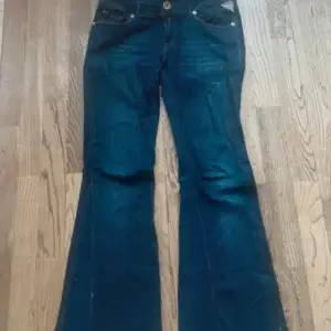 Säljer dessa lågmidjade replay jeans i storlek S (W29 & L34). Dom är vi väldigt bra skick och är elastiska och i lite tunnare material, perfekt för sommaren🌸 Midjemått: 40cm Innerbenslängd: 75cm Pris kan diskuteras!!