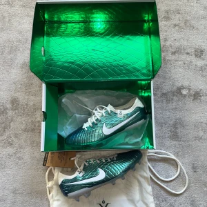 Nike fotbollsskor  - Säljer dessa helt oanvända Nike tiempo skor. Får de av klubben men använder inte Nike så därför säljs de helt nya. Nypris 3200kr!