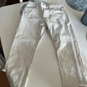 Dessa vita jeans från Jack and Jones är i nyskick. Använda endast några gånger och har inga defekter/hål/fläckar. Storlek 30L 32W och har riktigt snygg passform. Säljer dem för att jag tyvärr vuxit ur dem. Tänker mig 300 för dem men ej hugget i sten.