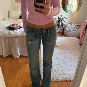 Lågmidjade jeans - Populära jeans från diesel. Sömmarna vid botten av benen är upprsprättade och på baksidan av benet så är de klippta då det fanns hål, se bild. Annars är de fint skick och super snygga. Midjemåttet rakt över är 39cm, innerbenslängd ca 80!❤️❤️