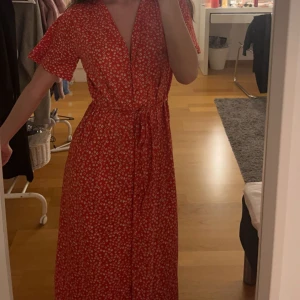 Klänning - Säljer en fin sommarklänning som inte kommit till användning, i nyskick inga defekter💗 storlek XS, köpte för 500kr