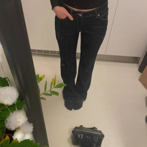 Abrand Jeans - Snygga jeans från Abrand Jeans. Storlek 29. Jag är 168 cm lång. Färgen är väldigt mörkblå, inte svarta! Snygga deltajer. Bootcut modell. Använda 1 gång. 