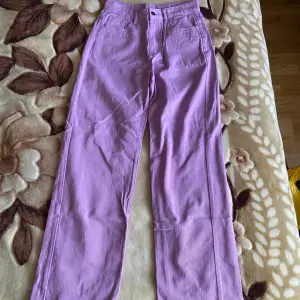 Helt oanvända högmidjade jeans i underbar lila färg från SHEIN. De är stretchiga och väldigt långa i benen - passar en 170 cm eller längre, alt sy upp dem. Köpte dem - var för små -bara legat i garderoben.Endast prislapp saknas. M/38 Nypris: 219 kr. 