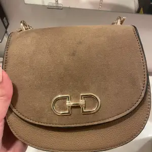 Super fin brun väska från H&M, aldrig använd. 