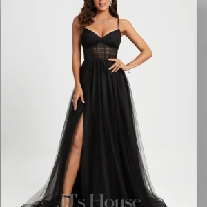 Balklänning  - Funkar för både s/m  Lång svart jätte fin balklänning 