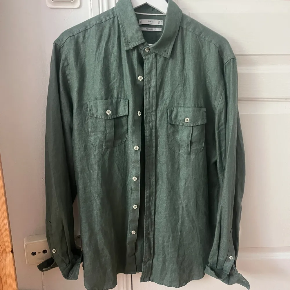 Skitsnygg skjorta med bröstfickor från Mango i storlek M / medium, funkar både som tunnare overshirt eller vanlig skjorta. Påminner om safariskjorta. . Skjortor.