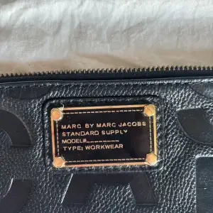 Marc Jacobs clutch/plånbok, endast ett fack. Lite smutsig på insidan, skulle gissa att det går att tvätta bort. 
