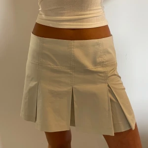 Volang mini kjol Zara - Beige / ljusgrå kjol från Zara. Använd kanske 2 gånger! 