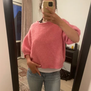 Trekvartärmad stickad tröja  - Super söt trekvartärmad stickad tröja från zara!! Se sista bild för defekt❤️