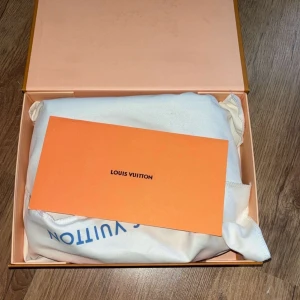 Louis Vuitton Outdoor bag  - Jag säljer denna väska då jag inte har någon användning för den. Väskan är i ett väldigt bra skick då den inte har några skador eller något liknande. Priset kan diskuteras vid snabb affär! 