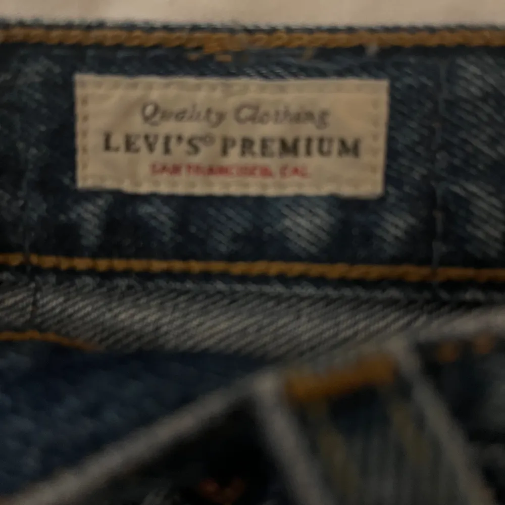 W25 L26. Mörkblå straight leg Levi’s jeans. High-waist. Jeans & Byxor.