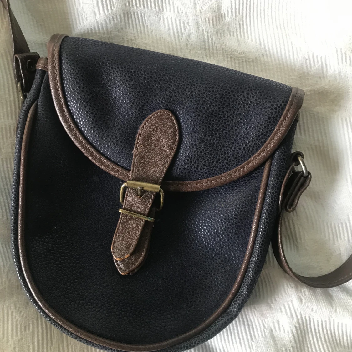 Mörkblå läder väska