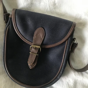 Mörkblå läder väska - Läder väska med simpelt fack. Kan möta upp i sthlm :)