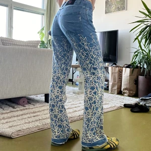 Gaultier jeans - Så coola Gaultier jeans från 2000talet💕 Jag är 165cm. Midjemått: 74cm. Innerbenslängd: 80cm. Köpt för 2000kr