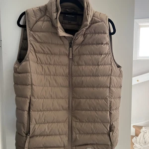 Dressman Väst - Köpt på dressman för 800kr. Säljer för 299kr eftersom den fortfarande är i topp skick. Storlek M