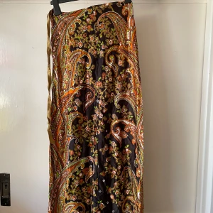 Retro boho kjol 70-tal - Lång smal kjol med retromönster.   Midja 33 cm Längd 94 cm  Köp bet frakt