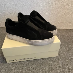 Axel Arigato - Säljer min Arigato skor i storlek 39. Är i bra sick 7/10 fast har gått sönder lite i hälen men det är inget som märks.