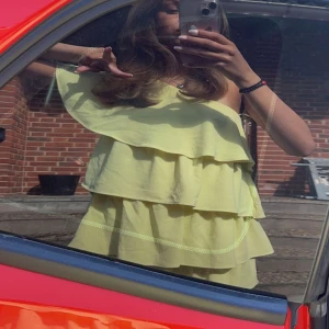 Zara klänning - INTRESSEKOLL, så fin populär klänning från Zara i super fint skick 💛