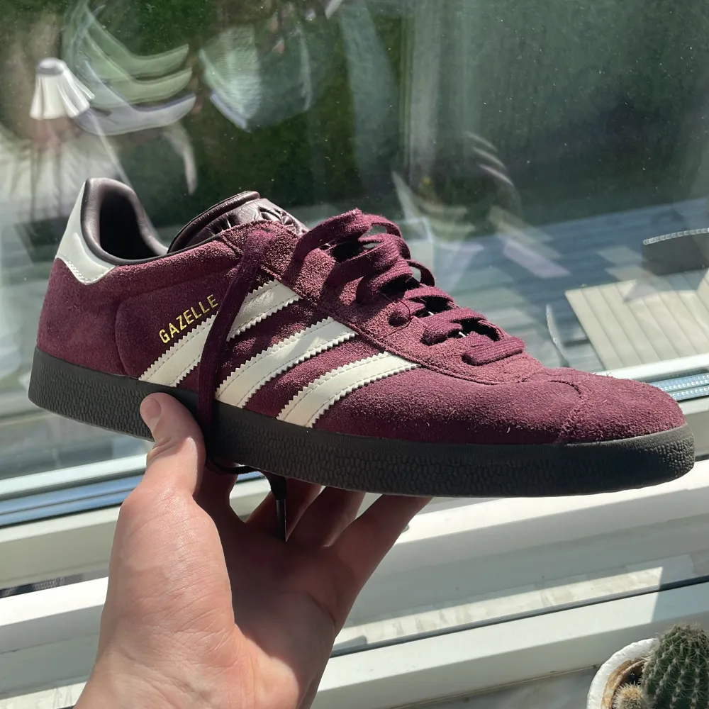 Säljer nu dessa vinröda adidas gazelle skor.  Skick 9/10 Säljer pga köpte dem spontant och dem kom inte till Andvändning. Storleken är 45 Skriv vid frågor  Priset kan diskuteras.. Skor.