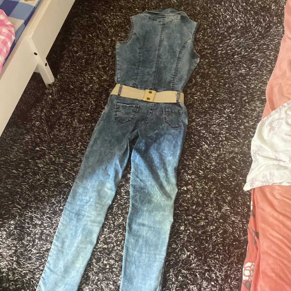 Säljer mina snygga overall jeans som jag inte har använd så mycket eftersom den är liten för mig och den är helt nytt inga skador elle ngt alls.. Jeans & Byxor.