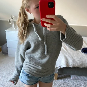 Stickad hoodie - Super fin, grå, stickad hoodie från Zara. Perfekt till sommarkvällar!💖 Använd ett fåtal gånger, säljer då den inte kommer till användning.  Storlek S men passar även XS
