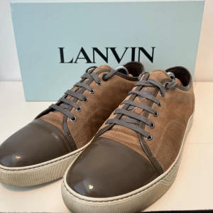 Lanvin Captoe Sneaker ”Beige” - Riktigt schyssta Lanvin Captoe Skor i ett oerhört bra skick! Storlek UK10 passar 44-45. Ingår: Dustbag! Inga skador på Captoen. Hör av er vid funderingar. Nypris 4499 kr men går inte att köpa längre!