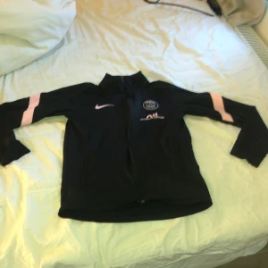 Psg sets - En fin psg rosa set som jag köpte men jag köpte fel storlek så jag säljer den nu! Kolla bio innan dm! Byxorna och tröjan är för 137-147 cm, men bara tröjan kostar 300kr och byxorna 200kr  