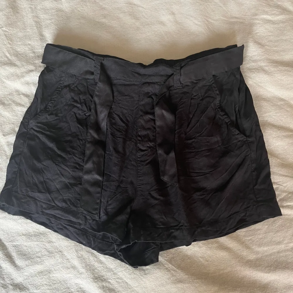 Jag säljer dessa tunna svarta shorts från Kappahl pågrund av att dem är för små för mig. Ett fåtal gånger använda och är i fint skick. Storlek 152. 35 kr❤️. Shorts.