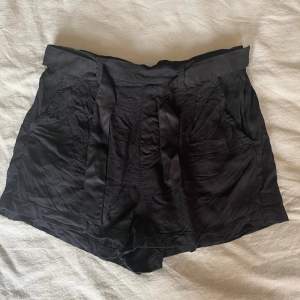 Jag säljer dessa tunna svarta shorts från Kappahl pågrund av att dem är för små för mig. Ett fåtal gånger använda och är i fint skick. Storlek 152. 35 kr❤️