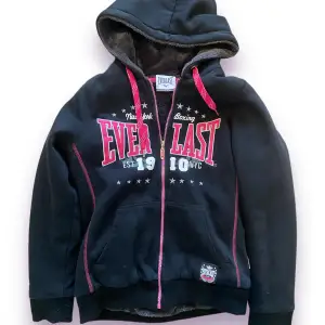 Jättefin Everlast hoodie med broderi och en mjuk och varm päls inuti. Jättemysig att ha på sig på kvällar och regniga dagar:) Priset kan diskuteras 