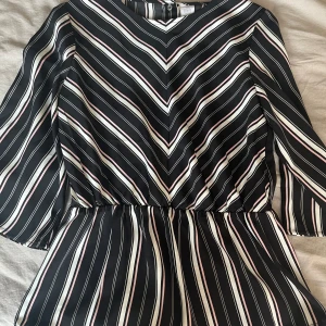 Randig blus - Jag säljer denna randiga blusen från lindex på grund av att den är för liten för mig. Fint skick. Storlek 152. 35 kr🩷