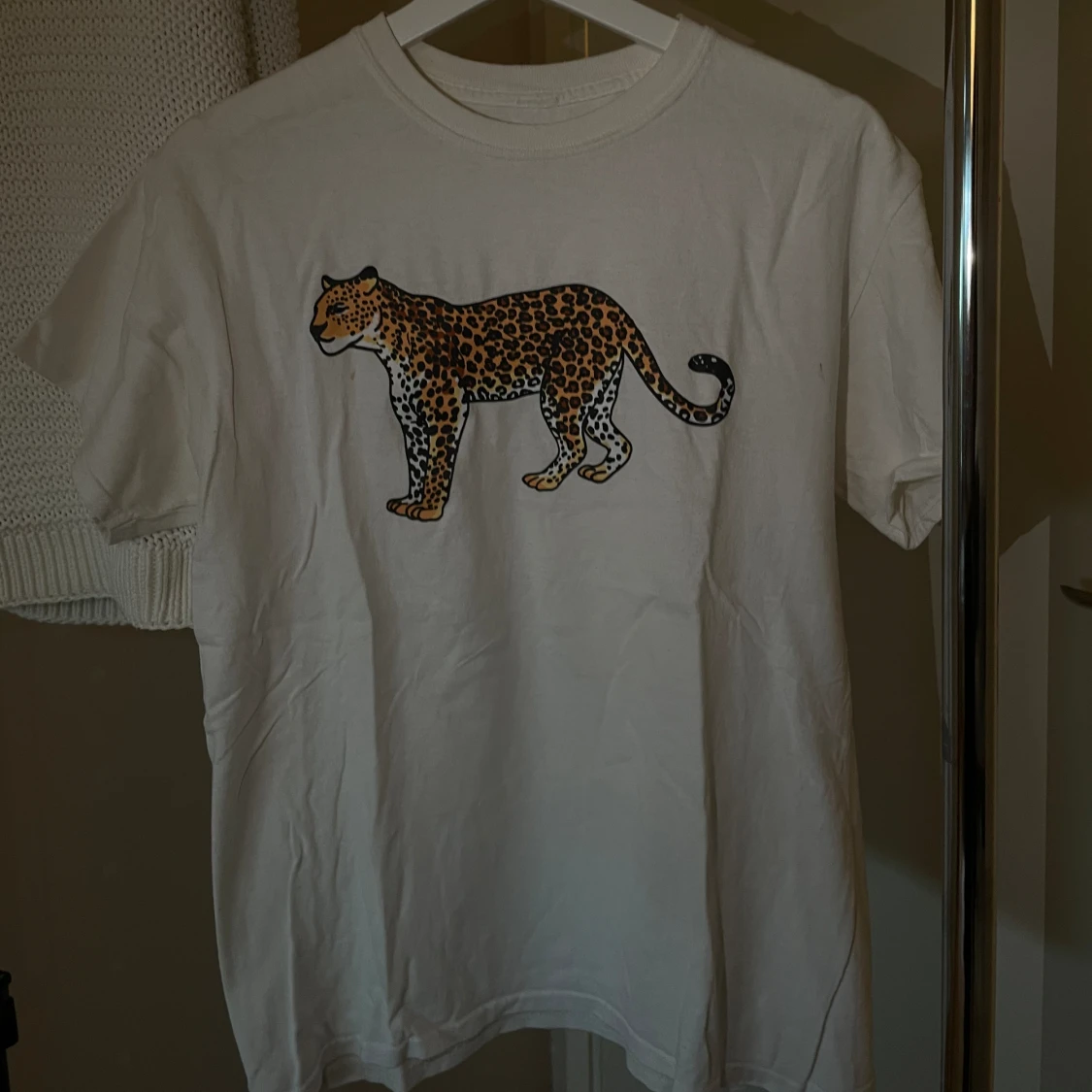 Vit tröja med leopard 