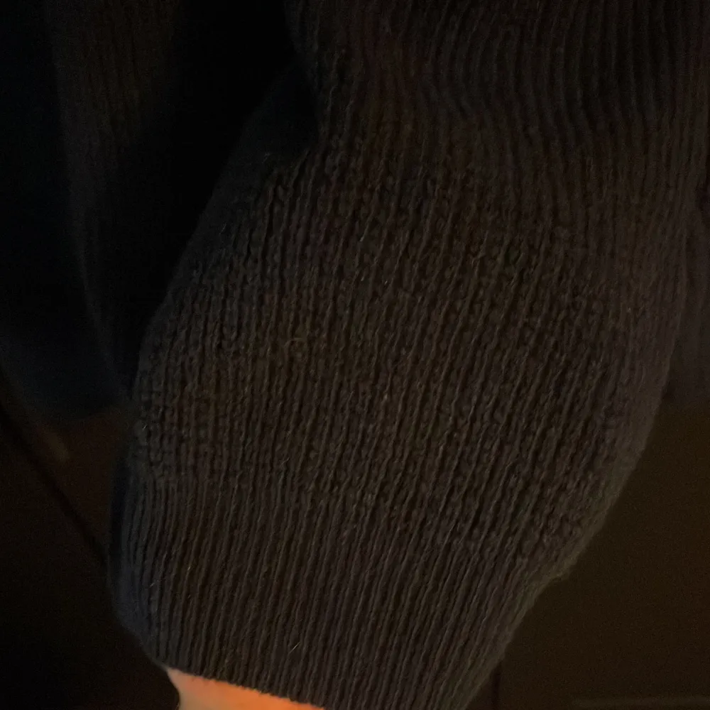Tjena! Säljer en maison kitsune tröja pga är för stor. Den e jävligt skön i materialet och rätt så stretchig i stickat tyg. Hör av dig vid intresse priset går att diskuteras. Neuletakit & Villapaidat.