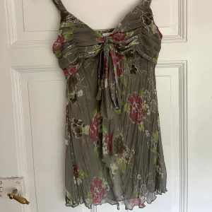 Linne - Fint vintage 90-tals linne med ”genomskinligt” tyg. Har en roset vid bysten.