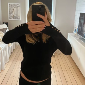 Svart tröja - Superfin tröja från zara med guldiga knappar, jätte fin och jätte skön!🌸