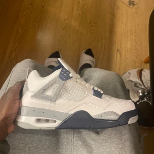 Jorden 4 - Storlek 42,5, midnight navy. Pris: 1300 kr, men kan kanske säljas för runt 1000 kr