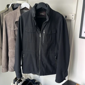  Oscar Jacobson jacka - Snygg cardigan/vårjacka från Oscar Jacobson. i fint skick. Ny pris 4000kr. Bara att höra av er vid flera frågor 🙌