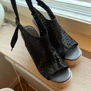 Karl Lagerfeld  kilklack - Karl Lagerfeld kilklack