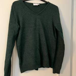 Stickad grön tröja från Vila. V-ringad, storlek S💕