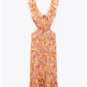 Långklänning Zara  - Superfin klänning från ZARA. Storlek L men sitter superfint på mig som vanligtvis har S! Perfekt midsommarklännig! 🧡🧡🧡