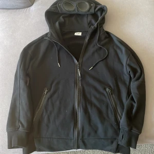 C.P Company hoodie  - C.P Company hoodie  ”Ögonen” lossnar ibland. I övrigt i använt men gott skick.  Pris kan diskuteras 